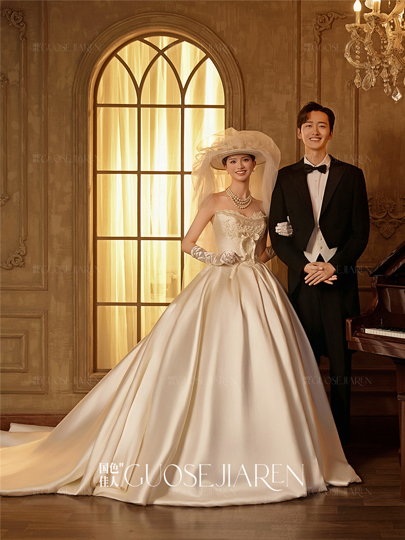 厦门旅拍婚纱照法式钢琴内景婚纱照