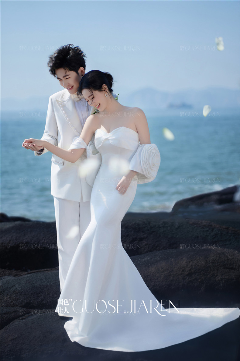 厦门婚纱照推荐性价比高的商家礁石海景婚纱照