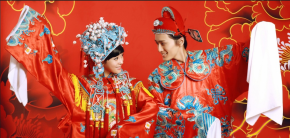 古装凤冠霞帔能更好地提升新娘的气质之美