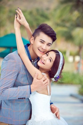  妆容技术是要根椐新娘的脸型来定作的