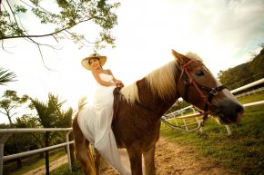胸小的新娘在拍婚纱照时要如何加以妆容