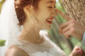 如何挑婚礼用的首饰是婚礼现场及拍婚纱照中需