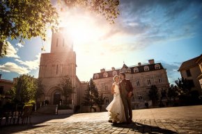 可根椐新人的脸型来选择相匹配的婚纱