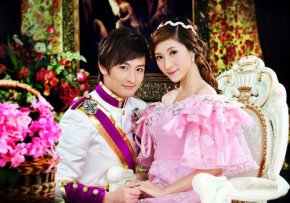 传统的“踩红毡”的习俗