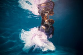 厦门婚纱摄影教你如何上演水中的浪漫？