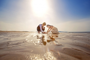 优雅的姿态拍浪漫唯美风格的婚纱照