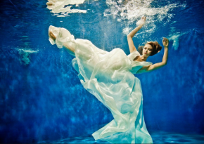 精致的面容带着幸福的笑容拍出轻柔的婚纱照