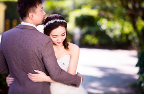 抹胸婚纱尽显新娘的天真和柔美气质