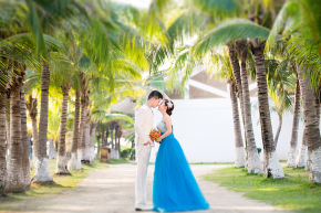 蓝色与白色交织的婚纱将新娘打造成气质女神