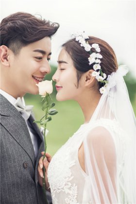 拍婚纱照显脸小的方法绝对让你上镜