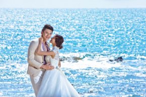 厦门婚纱照盐湖变“鸳鸯锅” 半红半绿色彩艳