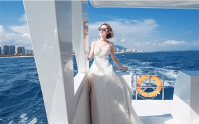 拍摄海景婚纱照的新人要选择什么样子的礼服