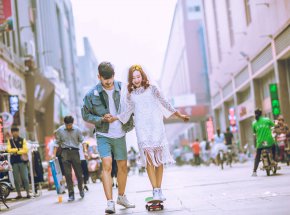 在厦门婚纱摄影拍摄婚纱照要如何面对镜头呢